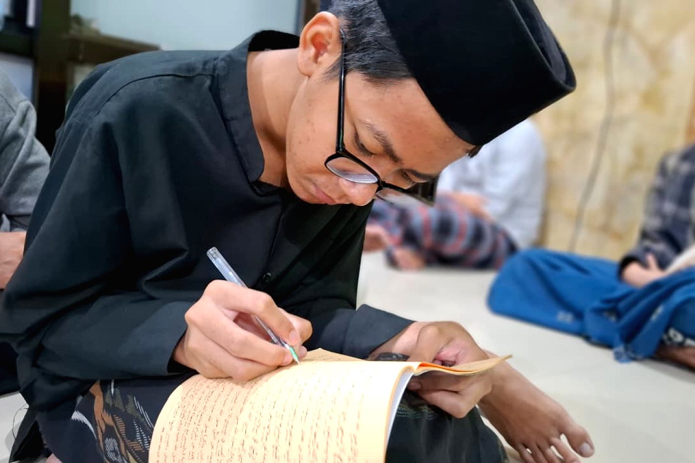 Mencatat keterangan kitab dengan aksara pegon