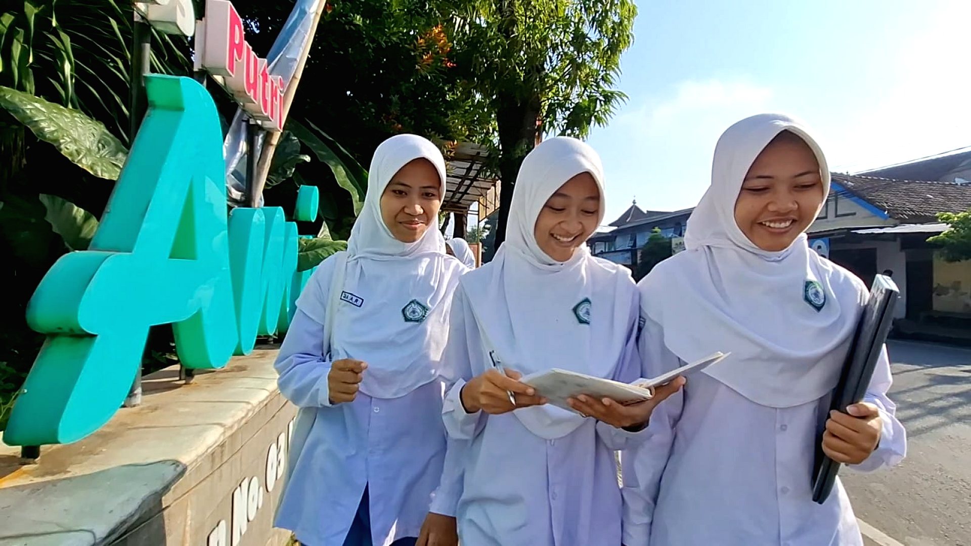 Berangkat ke madrasah pada pagi hari