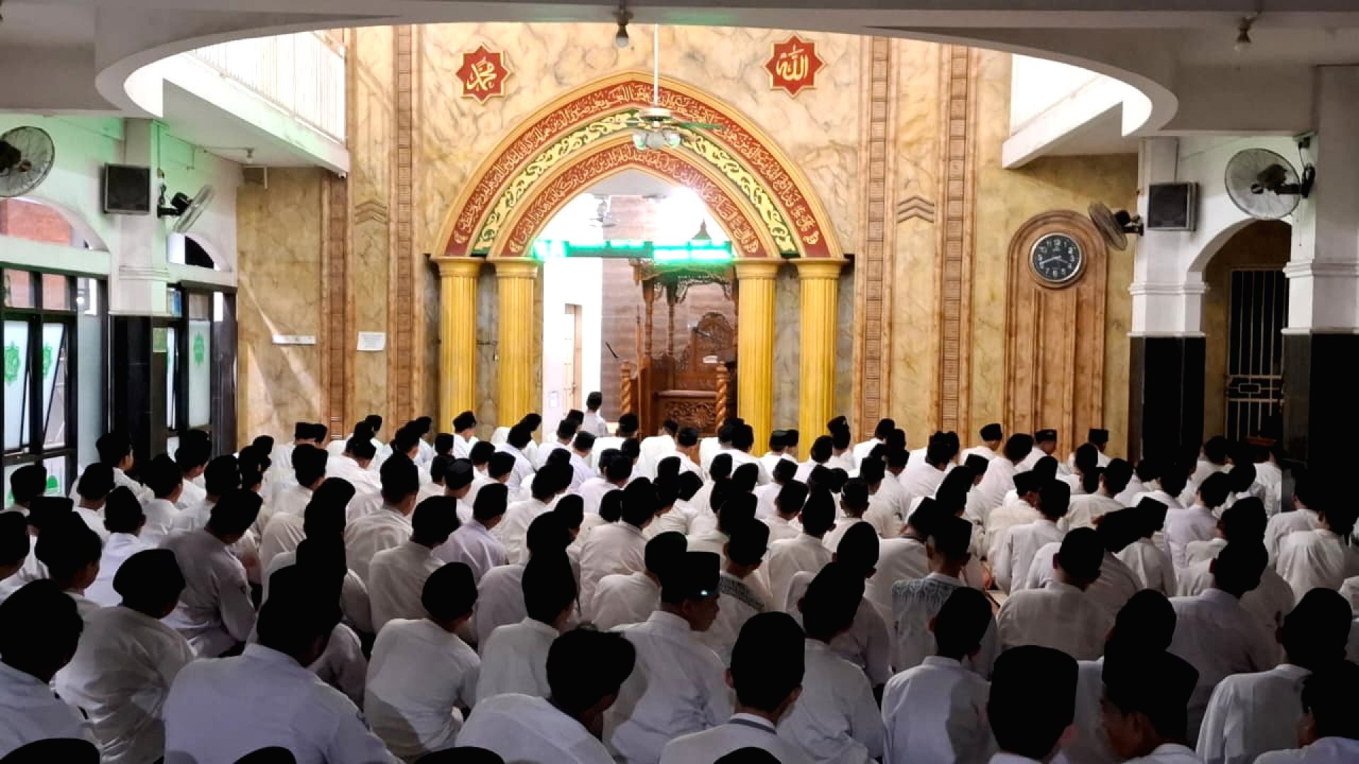 Jamaah santri memenuhi masjid pesantren